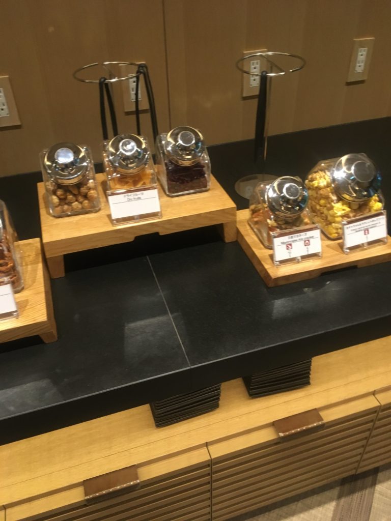 ザ・プリンスさくらタワー東京、オートグラフコレクションラウンジお菓子