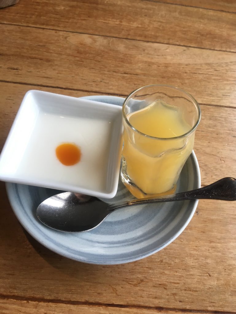 季の庭朝食ヨーグルトとジュース