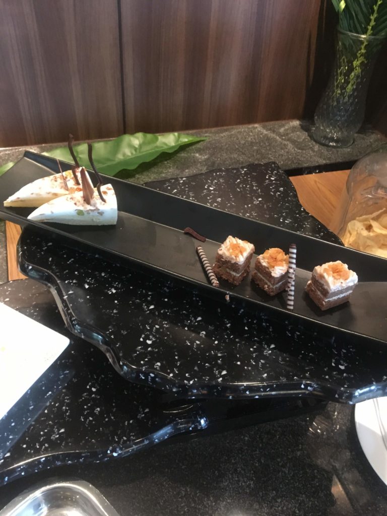 ANAクラウンプラザホテル沖縄ハーバービューラウンジケーキ