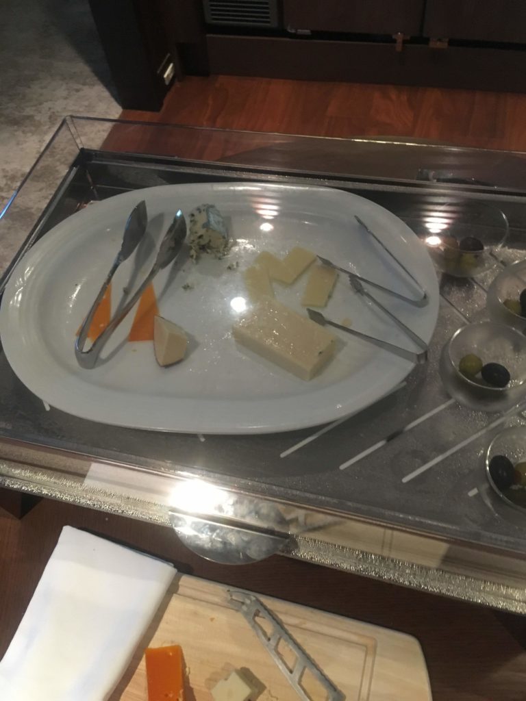 ANAクラウンプラザホテル沖縄ハーバービューラウンジチーズ1