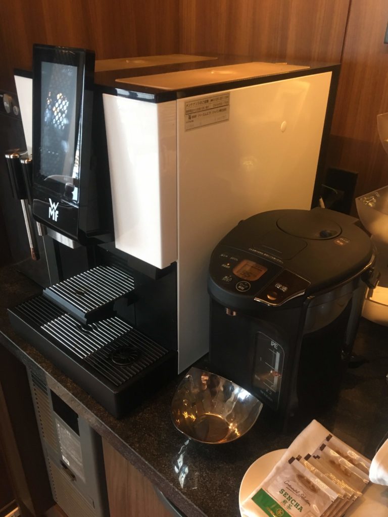 ANAクラウンプラザホテル沖縄ハーバービューラウンジコーヒーマシン