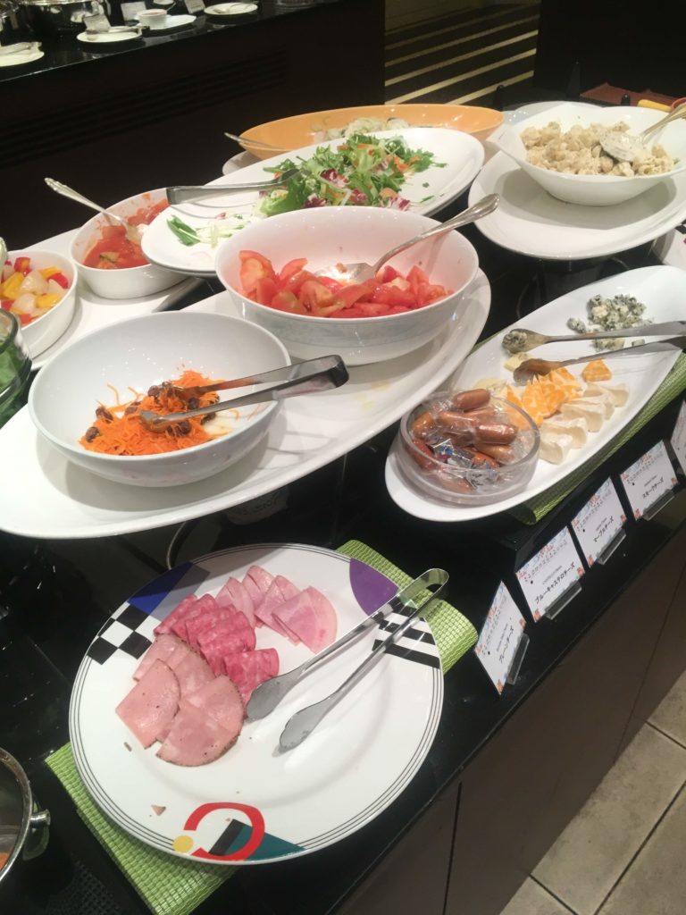 ANAクラウンプラザホテル沖縄ハーバービュー朝食サラダ2
