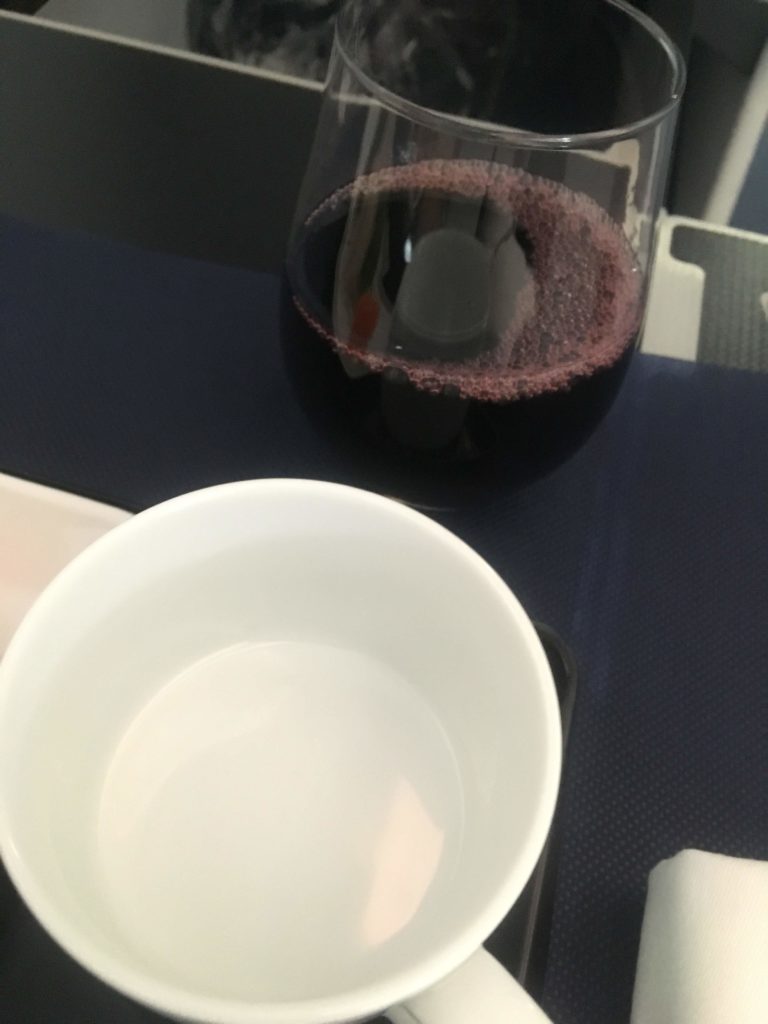 ANAビジネスクラス上海行き赤ワイン