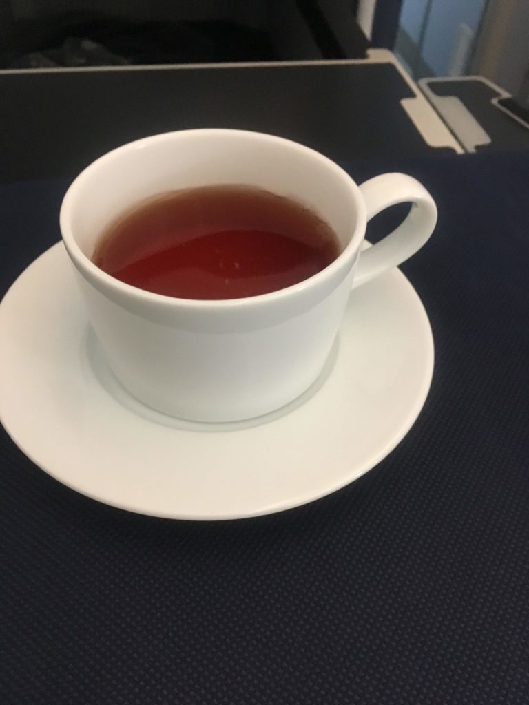 ANAビジネスクラス上海行き紅茶