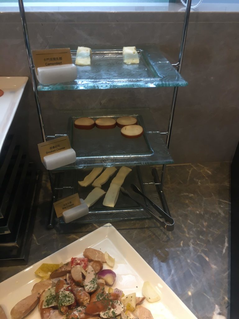 コートヤード台北ラウンジ朝食チーズ