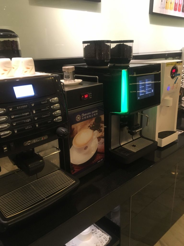 台湾桃園国際空港エバー航空ラウンジコーヒーマシン
