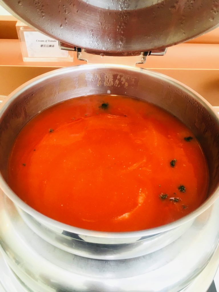 香港国際空港のタイ航空ロイヤルオーキッドラウンジトマトスープ