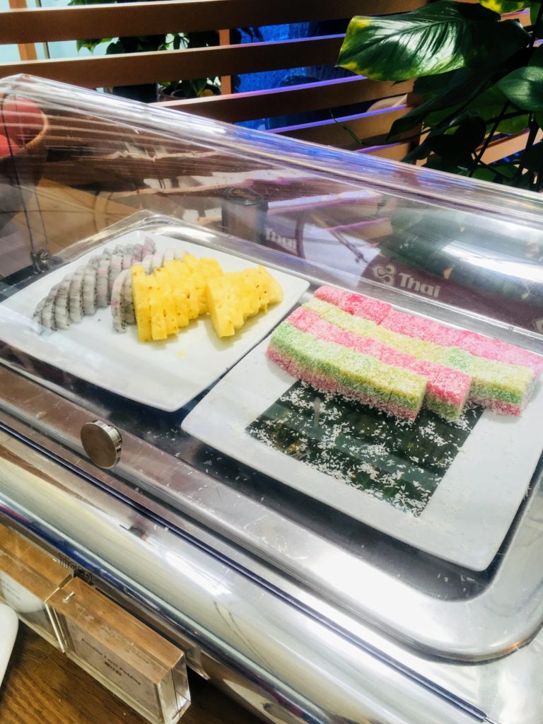 香港国際空港のタイ航空ロイヤルオーキッドラウンジお食事
