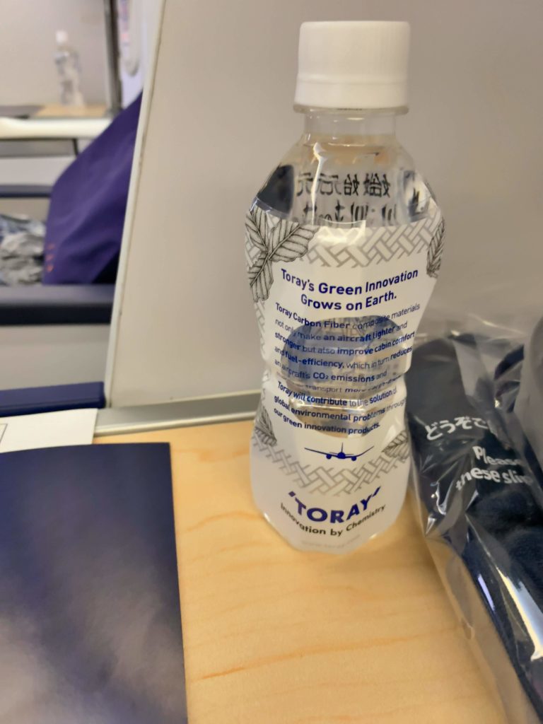 ANAビジネスクラス HND-KULペットボトルの水