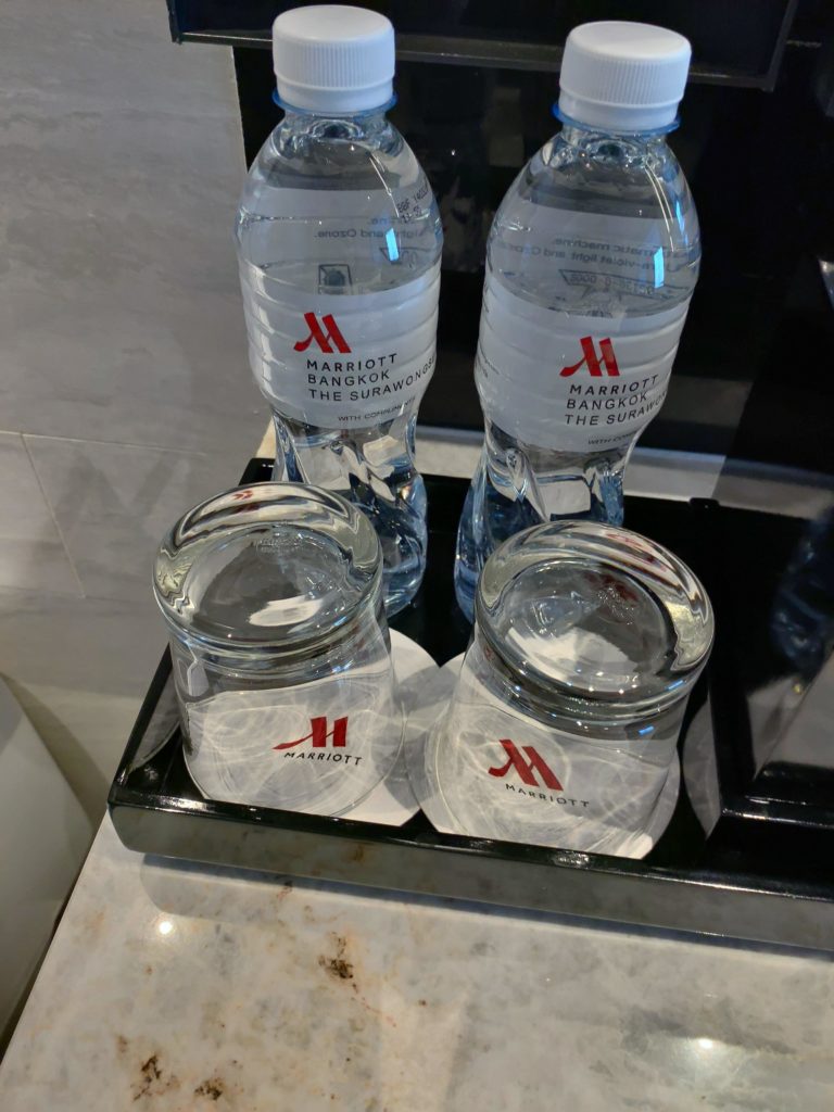バンコク・マリオットホテル・ザ・スリウォン無料のペットボトルの水