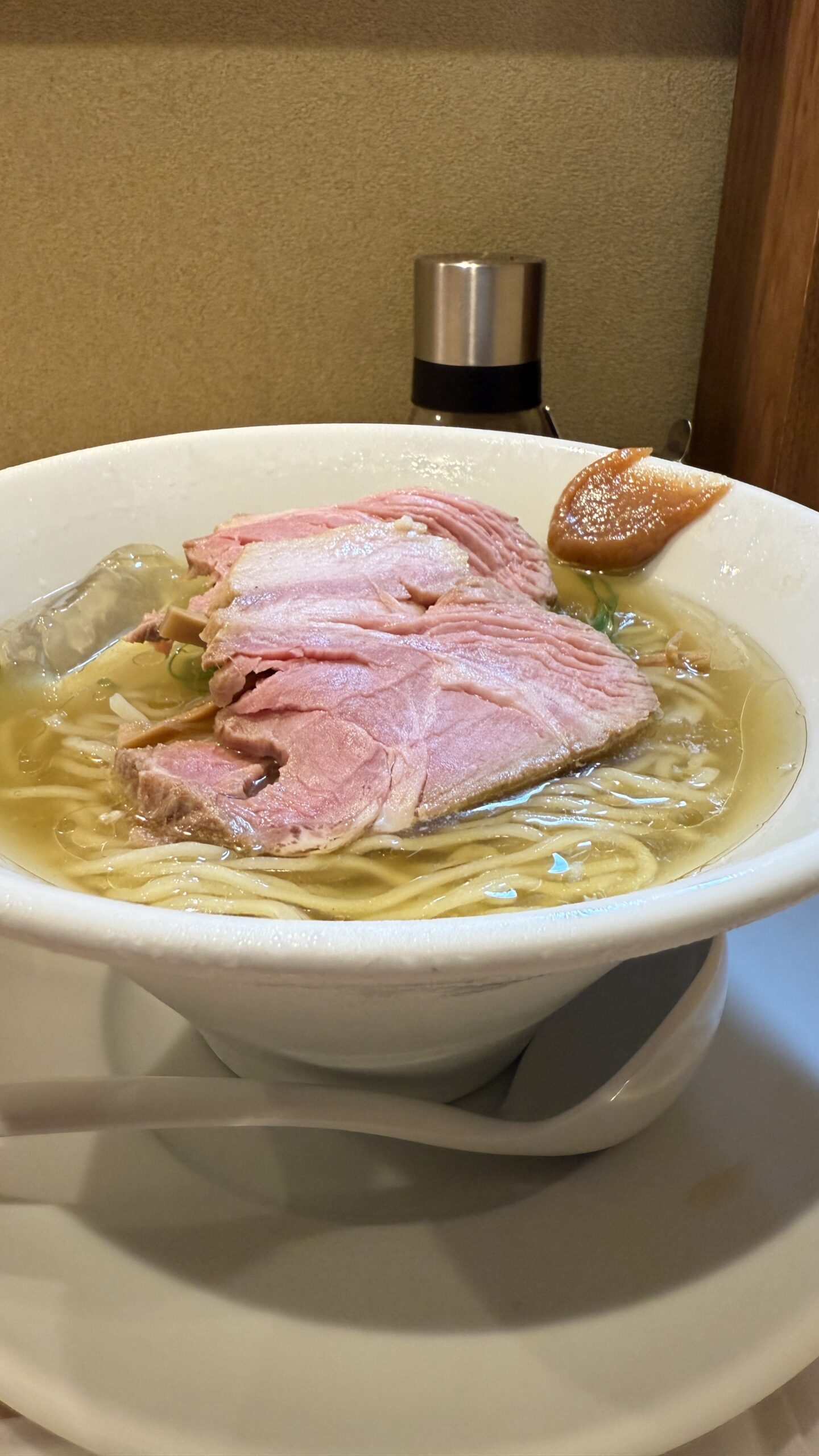 横から見たこばやし中華そばの冷やしそば。大きなチャーシューと透明なスープ、麺が見える