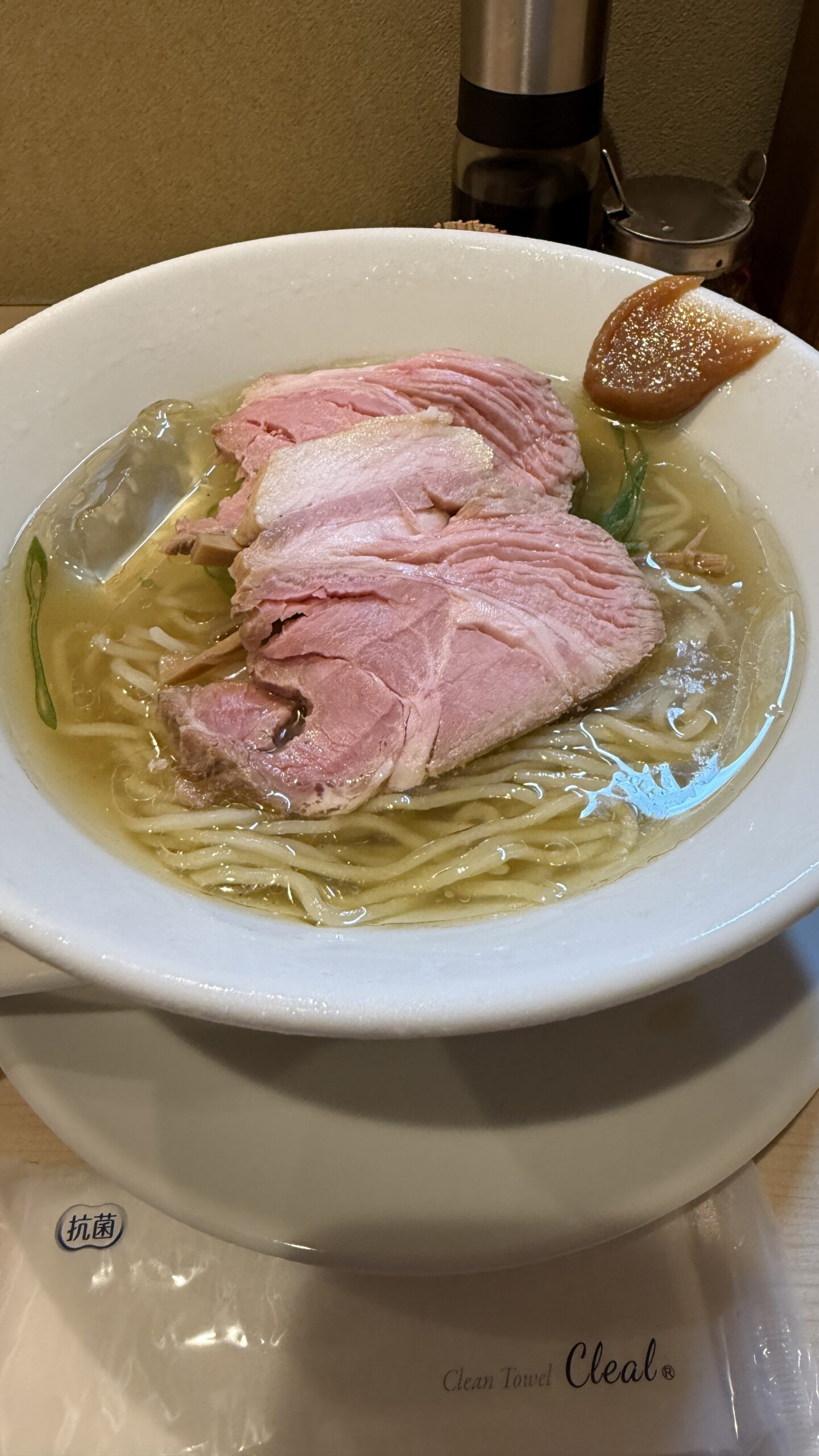 中華そばこばやしの冷やしそば。澄んだスープに氷と大きなチャーシューがのった一杯